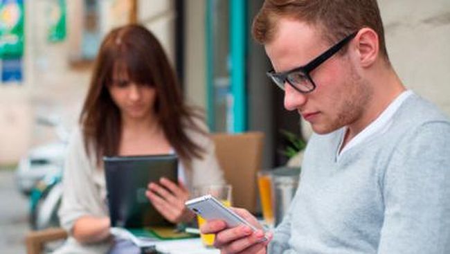 Nomofobia adalah ketakutan tidak bisa mengunakan gadget. Coba cek diri sendiri, bisa jadi Anda juga terserang fobia ini.