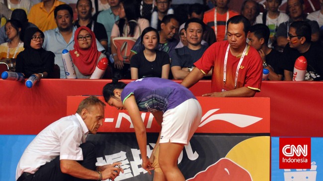 Linda Wenifanetri tetap meraih prestasi membanggakan meski kalah di semifinal Kejuaraan Dunia Bulutangkis 2015 di tangan Saina Nehwal.