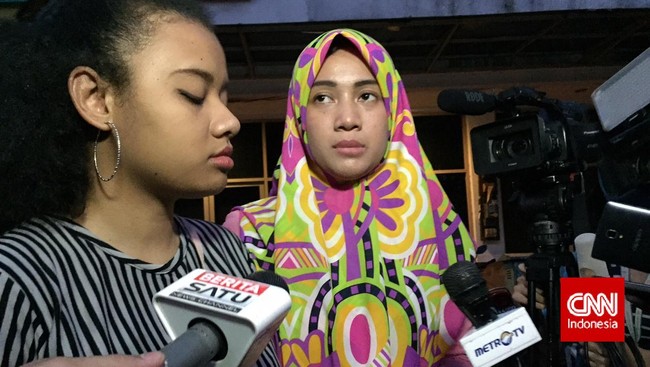 "Saya sudah menganggap Pak Hasanudin seperti kakak sendiri," ujar Nina, salah seorang awak kabin Trigana Air.