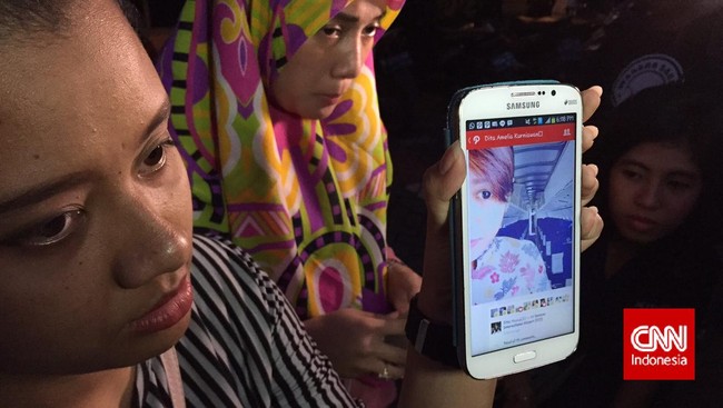 Saat pesawat masih kosong, pramugari Trigana IL 267 Dita Amelia Kurniawan masih sempat memperbarui statusnya di media sosial.
