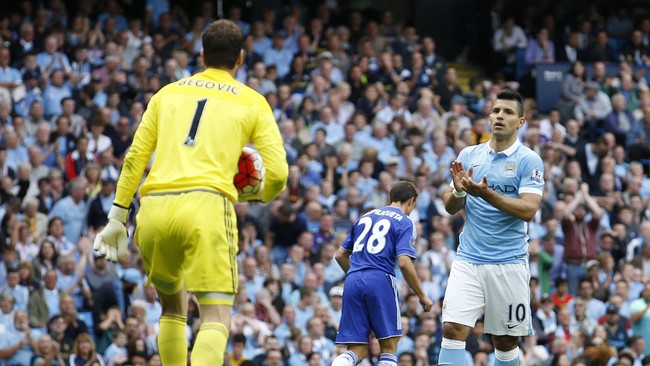 Sergio Aguero menjadi pahlawan bagi Manchester City pada babak pertama setelah berhasil mengatasi Asmir Begovic yang mengawal gawang Chelsea.