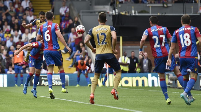 Arsenal meraih kemenangan pertama di Liga Primer Inggris musim ini setelah mengalahkan Crystal Palace 2-1 di Stadion Selhurst Park, Minggu (16/8).