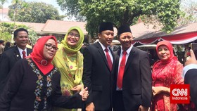 Warga Berebut Foto dengan Menteri dan Pejabat Negara