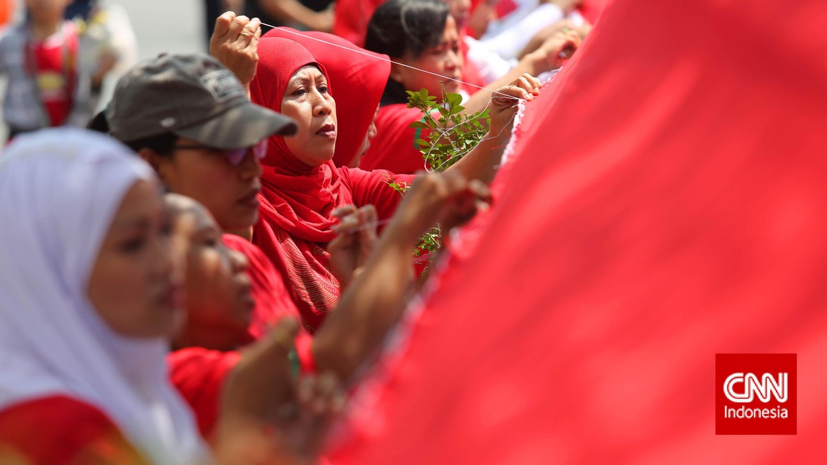 Ratusan Orang Berlomba Menjahit Bendera Merah Putih Raksasa