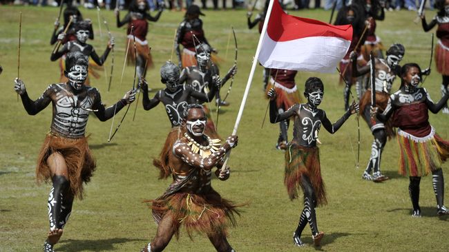 Karya seni ukir yang dipamerkan suku yang bermukim di pesisir pantai Mimika, Timika, Papua, ini sangat bervariasi, baik dari segi bentuk maupun ukuran.