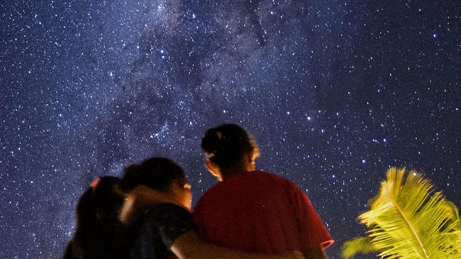Polusi cahaya yang semakin parah belakangan ini membuat kita lebih sulit melihat gugusan bintang dengan jelas di langit.