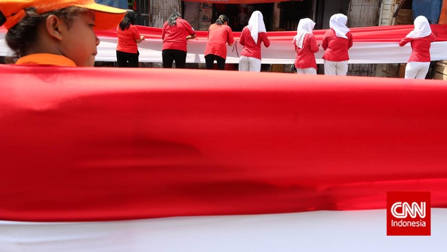 Bagi hampir seluruh masyarakat di negeri ini, masuk ke Istana Merdeka merupakan hal yang langka. Apalagi kalau bisa ikut upacara memperingati 17 Agustus.
