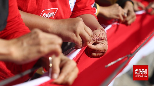 Ratusan Orang Berlomba Menjahit Bendera Merah Putih Raksasa Foto 6