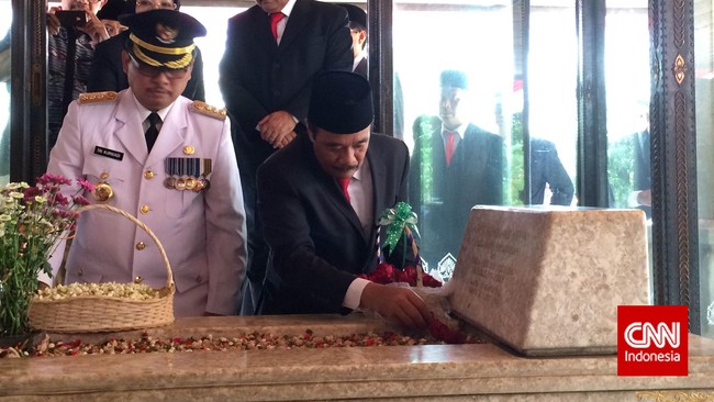 Meski berseberangan dengan Bung Karno tapi Bung Hatta tidak pernah mengeluarkan kata kasar, yang bisa dijadikan contoh generasi muda saat ini.