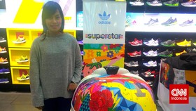 Karya Seniman Indonesia di Ujung Sepatu Adidas Raksasa