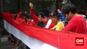 Ratusan Orang Berlomba Menjahit Bendera Merah Putih Raksasa