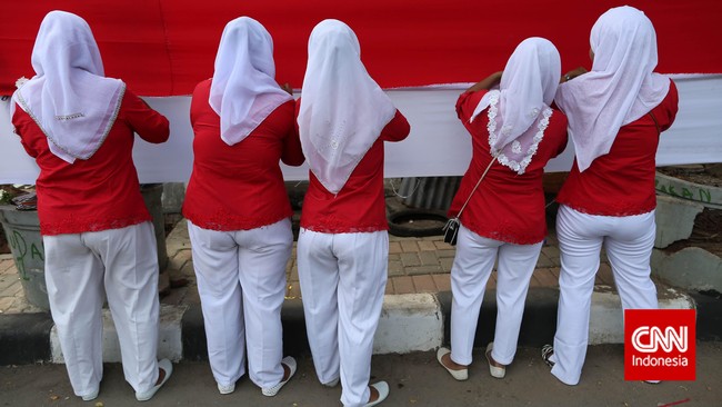 Ratusan Orang Berlomba Menjahit Bendera Merah Putih Raksasa