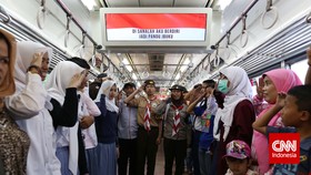 Kisah Pengguna KRL, Copet, Penumpang Gelap, Hingga Berfoto