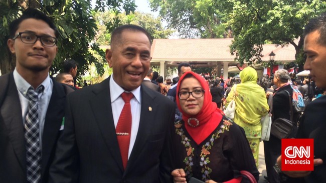 Warga meminta untuk bersalaman dengan menteri, sambil menodongkan ponsel pintar dengan keadaan kamera yang siap untuk memotret.