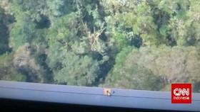 Tempuh Jalur Darat, Tim Evakuasi Gotong Jasad Korban Trigana