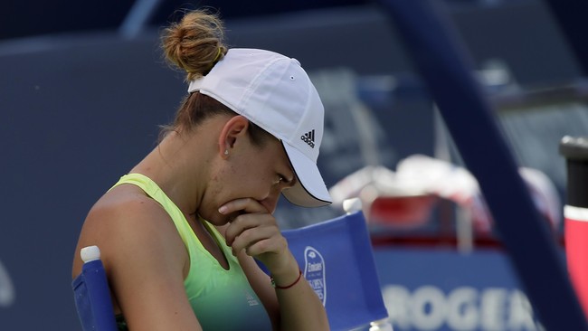 Giliran di kategori tunggal putri, Simona Halep, ditumbangkan Zhang Shuai, 6-4 dan 6-3. 