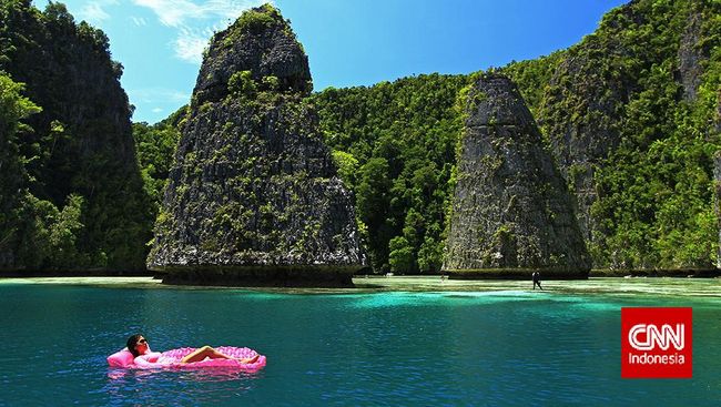 Mereka mengunjungi beberapa daya tarik wisata, seperti Selat Kabui, Pulau Arborek, Pasir Timbul, hingga kepulauan Wayag.