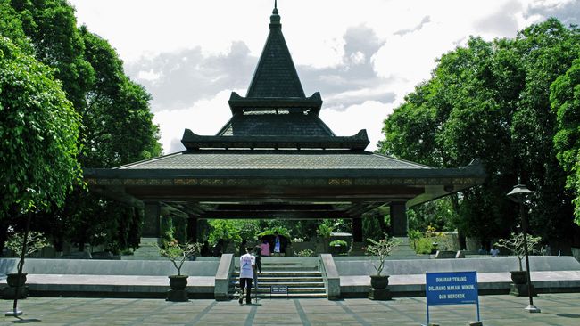 Untuk merayakan hari kebebasan Indonesia dari penjajahan, tak ada salahnya untuk melakukan napak tilas proklamator Soekarno-Hatta.