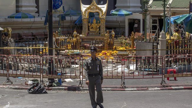 Kepolisian Thailand menduga ada sedikitnya 10 orang yang terlibat dalam pengeboman di Bangkok yang menewaskan 22 orang, Senin lalu.