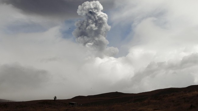 Menyusul meningkatnya aktivitas gunung berapi Cotopaxi, pemerintah Ekuador mengatakan bahwa hampir 325 ribu penduduk di ibu kota Quito terancam terkena dampak.