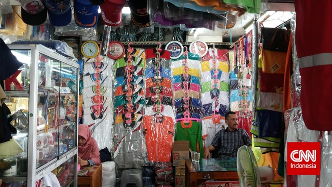 Para pedagang di Pasar Senen mengaku khawatir akan kewalahan menangani pesanan atribut kampanye yang akan datang.