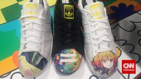 Harga Selangit Sepatu Kets Putih di Tangan Desainer
