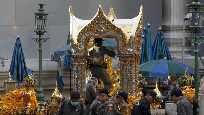 Nation TV mencoba melakukan reka ulang di Kuil Erawan dengan membawa seorang aktor berpakaian persis seperti pelaku pengeboman yang terekam CCTV.