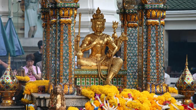 Bom meledak di depan Kuil Erawan Bangkok, menewaskan puluhan orang dan melukai ratusan lainnya. Pelakunya masih misterius hingga saat ini.
