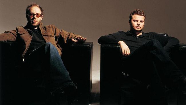 Band elektornik asal Inggris, Chemical Brothers, telah merilis video musik baru yang berjudul Sometimes I Feel So Deserted.