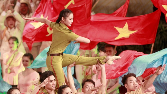 Kubu konservatif Partai Komunis Vietnam mengukuhkan pengaruh melalui aturan ketat bagi pejabat yang bertujuan mengatasi aksi korupsi terutama di BUMN.