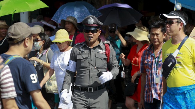 Insiden ini terjadi sehari setelah pengeboman di depan Kuil Erawan yang menewaskan 22 orang dan melukai ratusan lainnya.