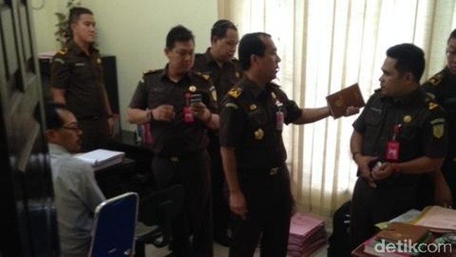Total dana bansos yang disalurkan melalui lima SKPD sekitar Rp 1 miliar. Penyidik Kejaksaan Agung masih menelusuri penerima dana bansos itu.