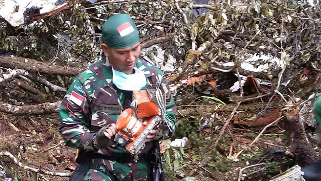 Baru CVR yang diserahkan Basarnas ke KNKT untuk diteliti. Sementara bagian kotak hitam yang lain, FDR, belum ditemukan.