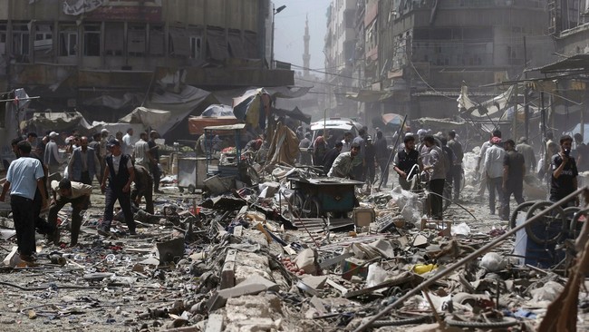 Rezim Bashar al-Assad melancarkan serangan udara ke kota Douma pada Minggu dan Senin, menewaskan lebih dari 100 orang.