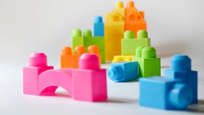 Di antara semua jenis mainan anak, mainan mana yang paling sakit ketika tak sengaja terinjak kaki? Kebanyakan orang tua menjawab lego.