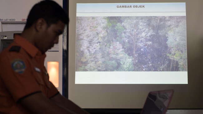 Warga kemarin melihat helikopter terbang rendah berputar-putar di atas danau, lalu menghilang, disusul bunyi dentuman keras. Lima tim dikerahkan mencarinya.