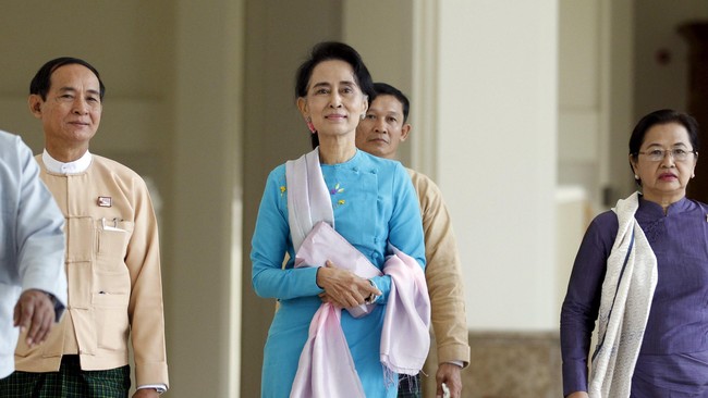Sebagian warga di Myanmar menuduh Suu Kyi memihak warga Muslim, sementara komunitas internasional mengatakan partainya mengabaikan Rohingya.