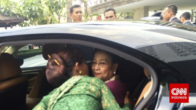 Sebelum meninggalkan Wisma Negara, Megawati nampak menyempatkan diri untuk berpamitan dengan mencium pipi kanan dan kiri Menteri Susi Pudjiastuti.