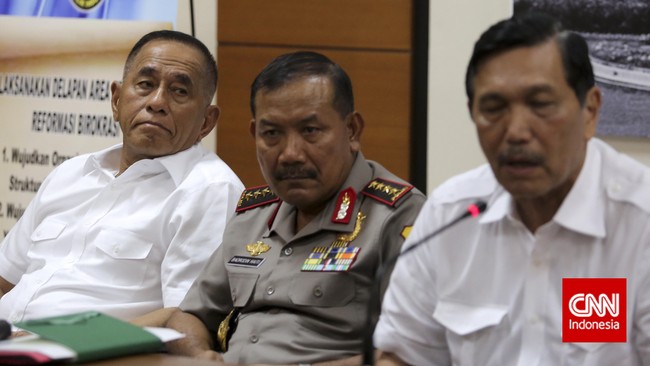 Menkopolhukam Luhut Binsar Pandjaitan dan Presiden Jokowi semalam membahas langkah-langkah pembebasan dua WNI yang disandera Organisasi Papua Merdeka.