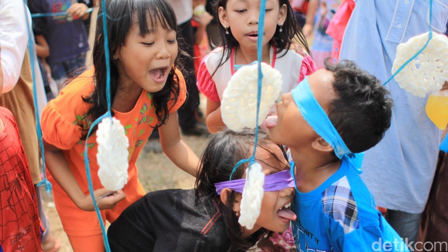 Masyarakat kota Bekasi ikut berbahagia dalam merayakan HUT Kemerdekaan RI ke-70 tahun&period; VidaFest 2015 digelar dengan mengusung tajuk 'Bahagia di Bekasi' yang diisi beberapa kegiatan diantaranya ada beragam perlombaan tradisional dan kelas memasak untuk ibu-ibu masyarakat sekitar yang memanfaatkan hasil tanaman healthy dari kebun sendiri&period; &lpar;Foto&colon; Rachman Haryanto&sol;detikcom&rpar;