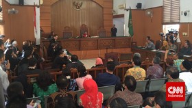 Hakim Turuti Permintaan Kaligis Tunda Persidangan