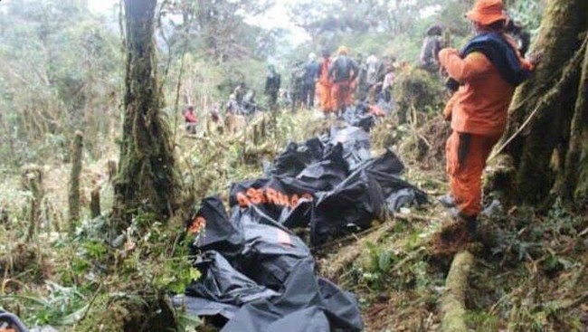 Tim penyelamat yang melakukan evakuasi para korban jatuhnya pesawat Trigana Air IL 257, hanya bisa menyelamatkan sebagian uang tunai milik PT Pos Indonesia.