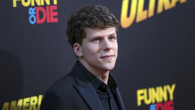 Dia berusaha menenangkan para penggemar DC Comics yang tak puas dengan penampilan Lex Luthor dengan wig.