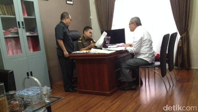 Dalam pemeriksaan ini Kejari Medan hanya membantu menyediakan tempat pemeriksaan. Adapun materi dan pemeriksan dilakukan oleh Kejaksaan Agung.