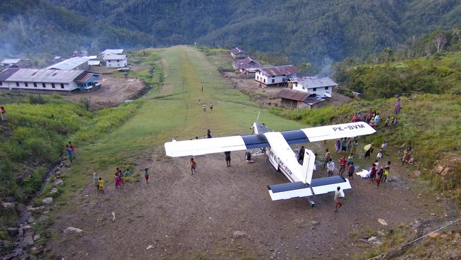 Pedalaman Papua memiliki puluhan lapangan terbang perintis yang dibangun sejak lama. Menunggu arkeolog mengkaji lapangan terbang bersejarah itu.