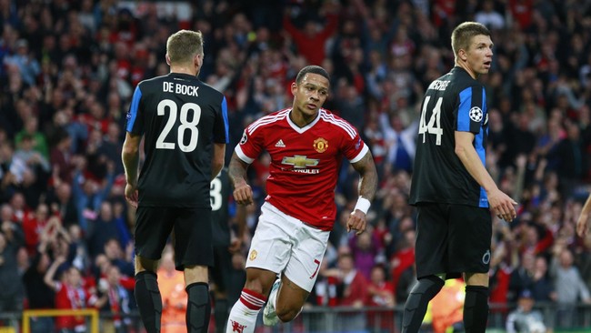 Manchester United mengakhiri babak pertama melawan tim tamu, Club Brugge dengan skor 2-1. Dua gol ManUtd dicetak Memphis Depay.