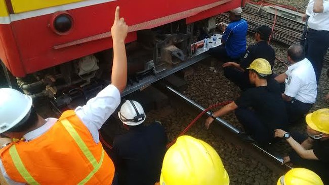Dari Pantauan CNN Indonesia, empat lajur rel penuh diisi KRL yang biasanya hanya terisi dua rel saja untuk jurusan Bogor-Jakarta dan sebaliknya
