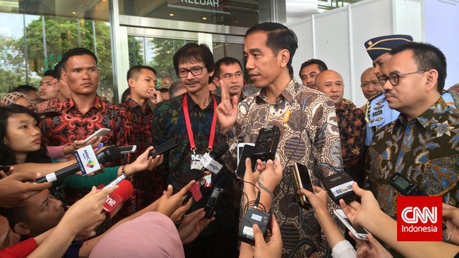 Presiden Joko Widodo akan mengambil keputusan terkait Kantor Staf Presiden yang kini diketuai sementara oleh Luhut Panjaitan minggu depan.
