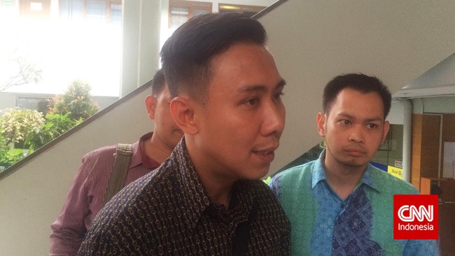 Keduanya menilai dokumen keluarga tidak ada kaitannya dengan kasus yang menimpa sang bapak.