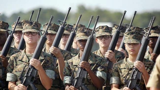 Latihan berat dilalui setiap hari untuk menjadi tentara pasukan operasi khusus. Bahkan ratusan tentara pria mundur karena tidak sanggup menjalani latihan.